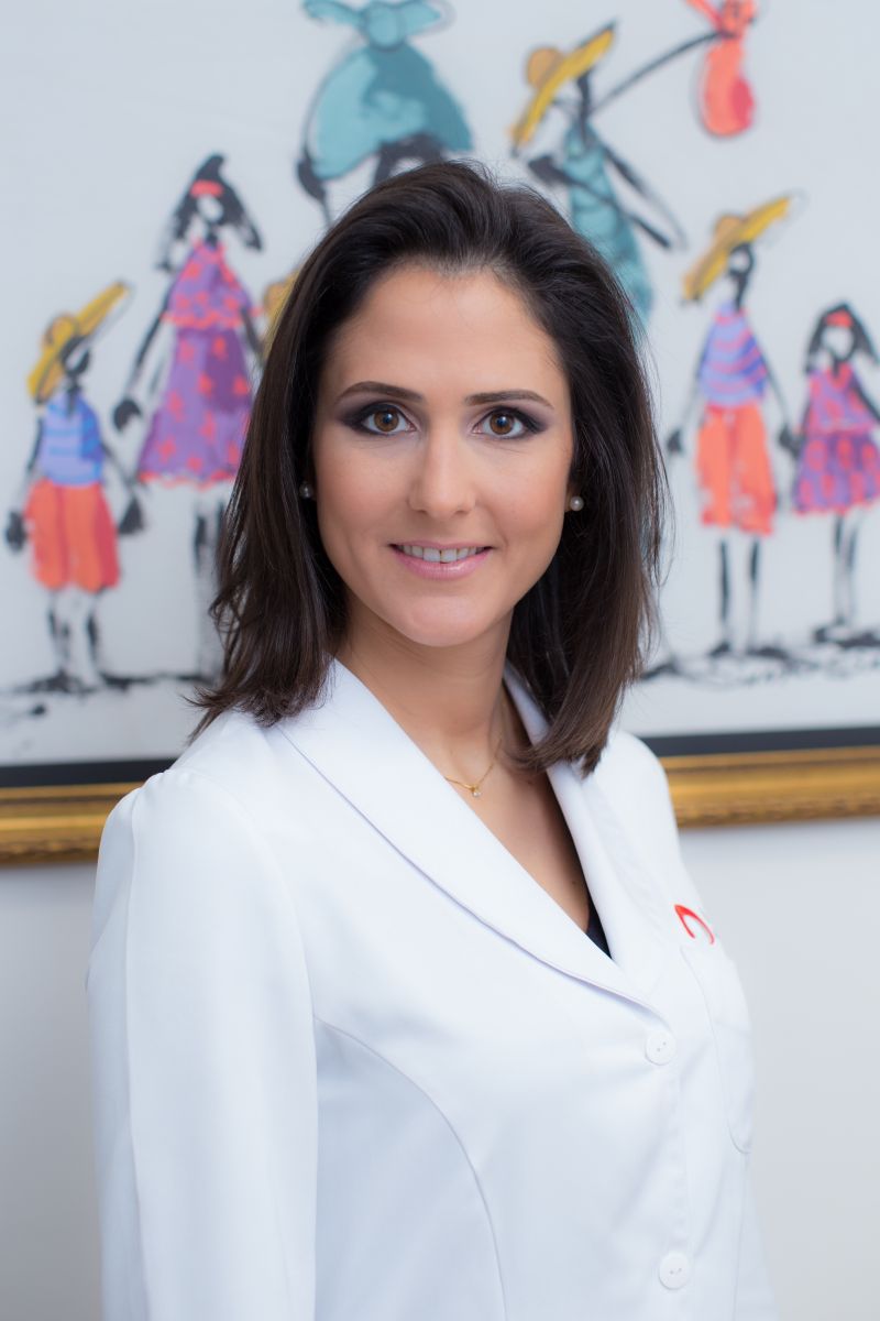  Dra. Ornella Cassol atua como coloproctologista nas cidades de Passo Fundo e Marau. É professora de Medicina da IMED e integrante do corpo Clínico do Hospital de Clínicas de Passo Fundo